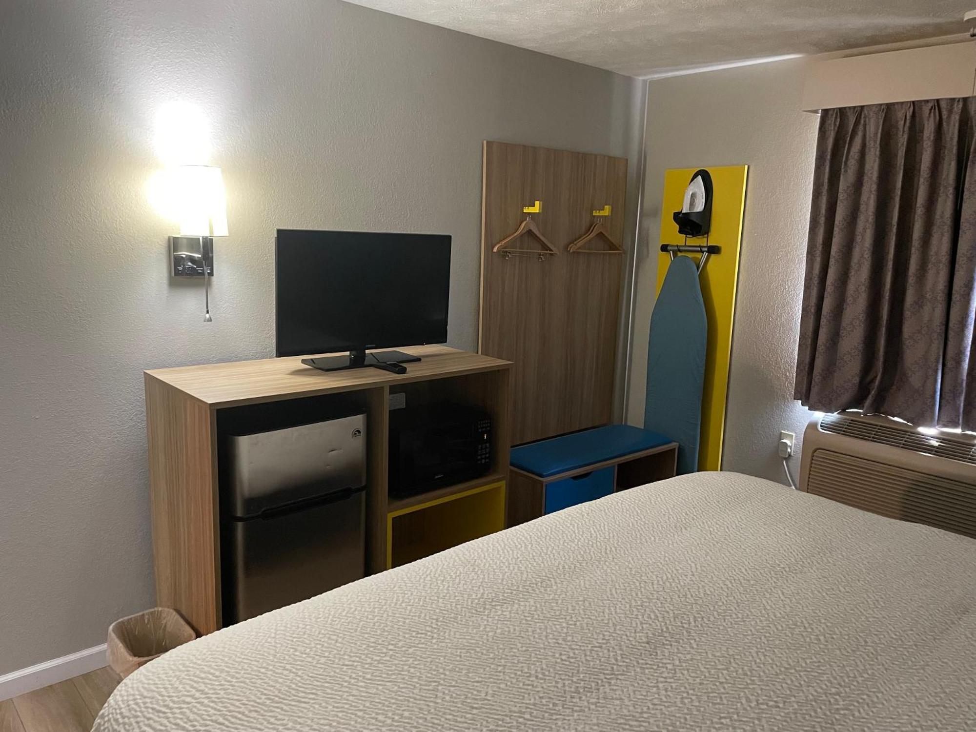 Days Inn By Wyndham Warrensburg Eksteriør bilde